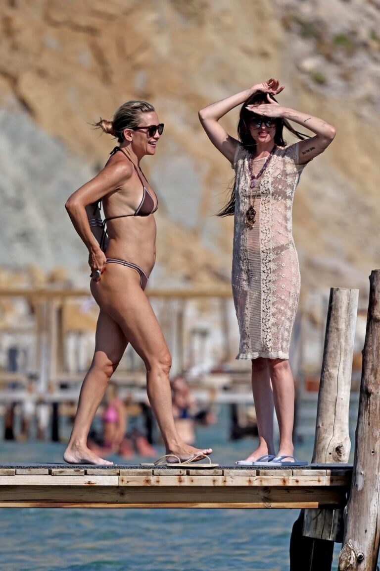 Kate Hudson e Dakota Johnson Desfrutam de Férias de Verão em Ibiza