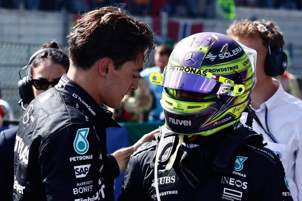 George Russell e Lewis Hamilton após o GP da Bélgica