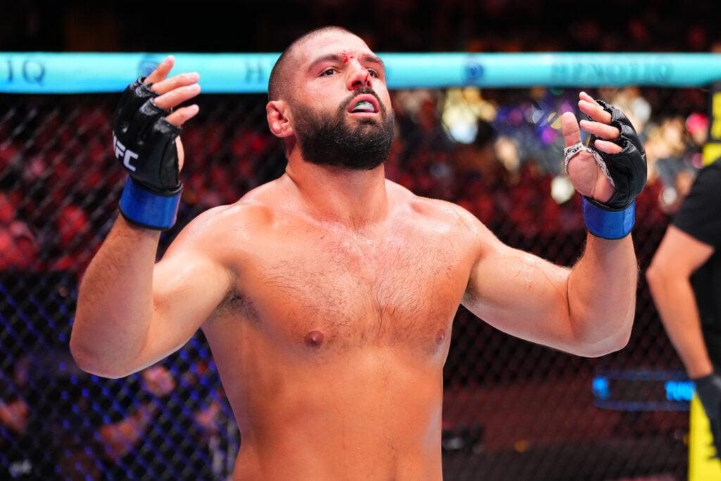 Tuco Tokkos comemora após submeter Junior Tafa no UFC Nashville.