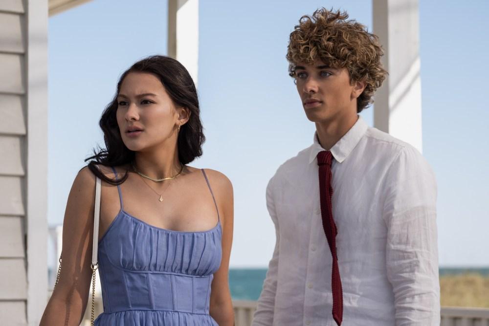 Belly (Lola Tung) e Jeremiah (Gavin Casalegno) em THE SUMMER I TURNED PRETTY