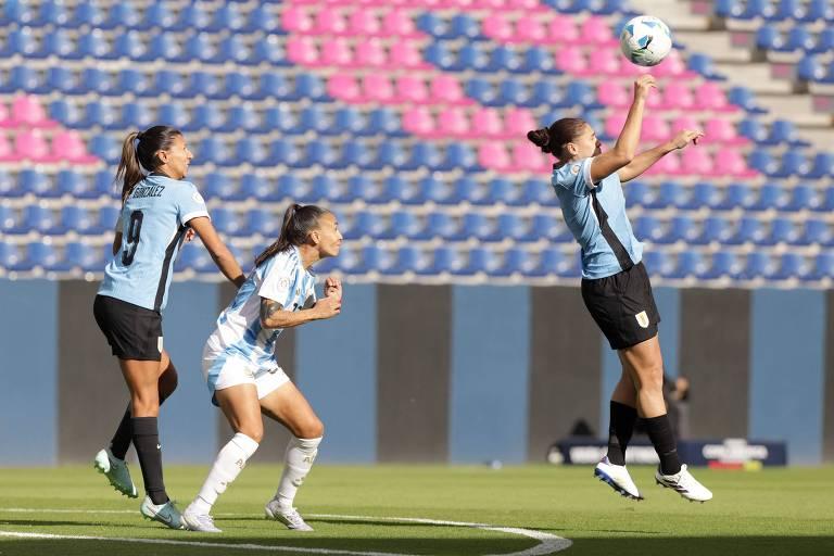 Jogadoras do Uruguai e Argentina em partida de futebol
