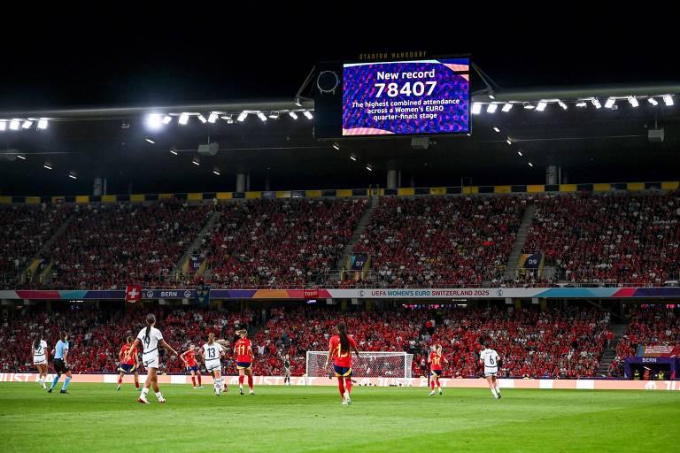Estádio lotado com torcedores durante uma partida de futebol