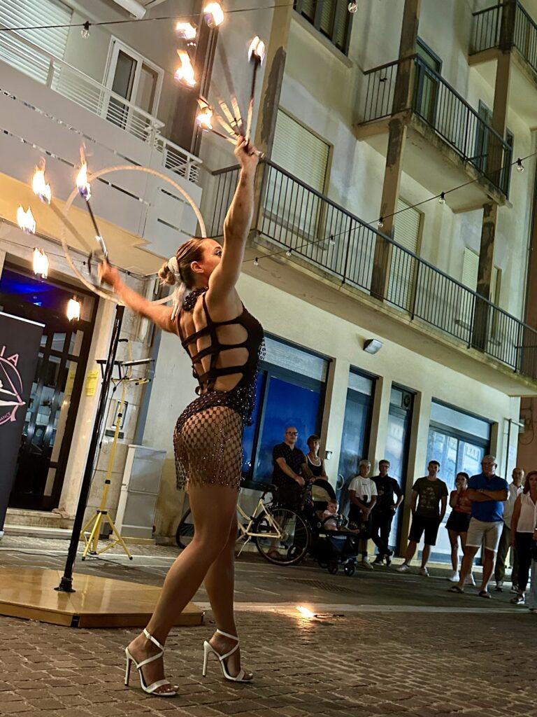 Área Relax em Sottomarina lotada de pessoas