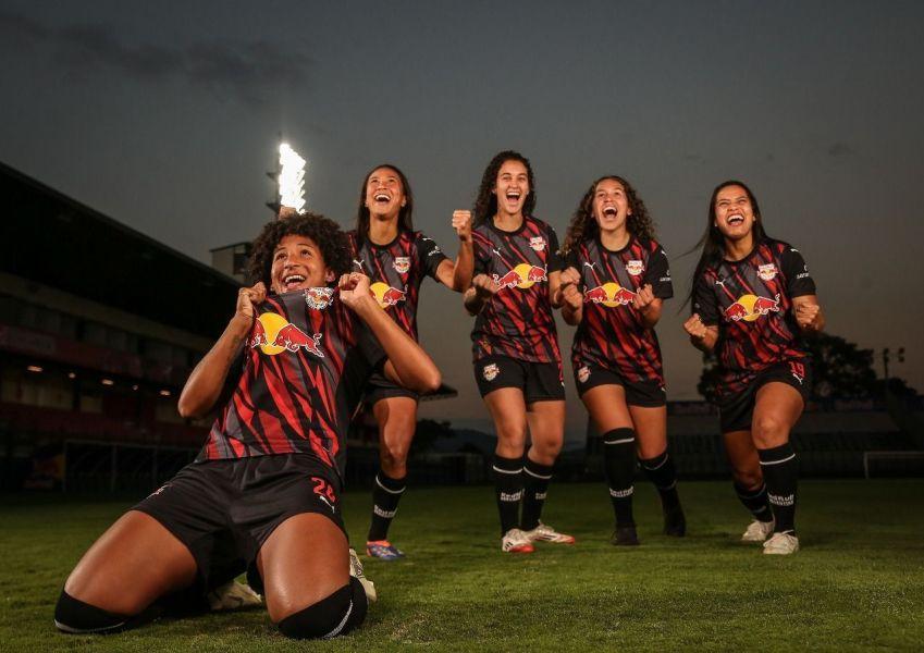 Jogadoras do Bragantino em ensaio com novo uniforme
