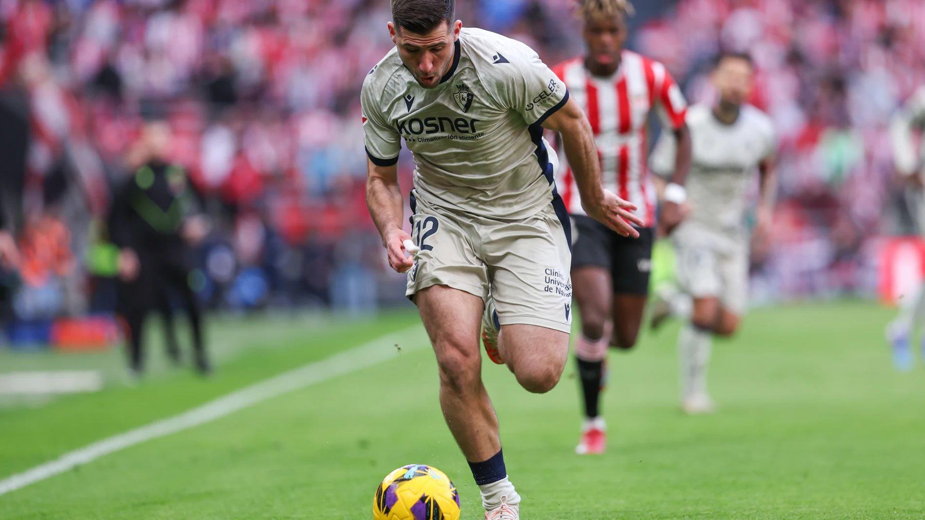 Areso drives with the ball against Athletic