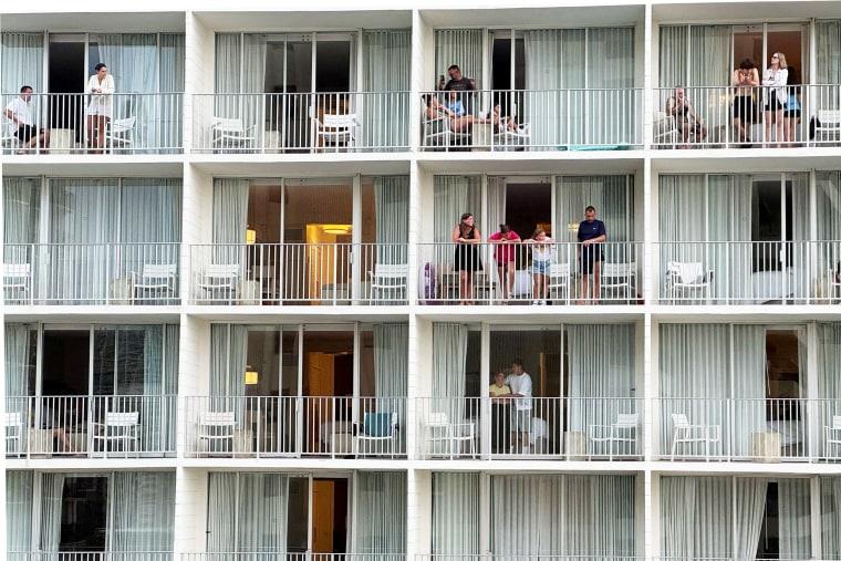Viajantes observam as ondas em Waikiki após alertas de tsunami