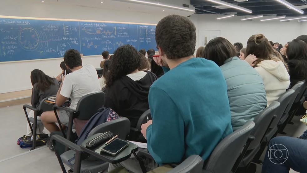 Estudantes universitários em sala de aula