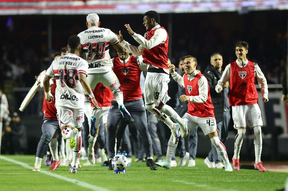 Luciano festeja gol em São Paulo x Corinthians