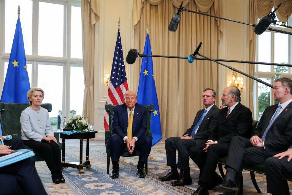 Donald Trump e representantes do governo dos EUA em encontro com Ursula von der Leyen na Escócia