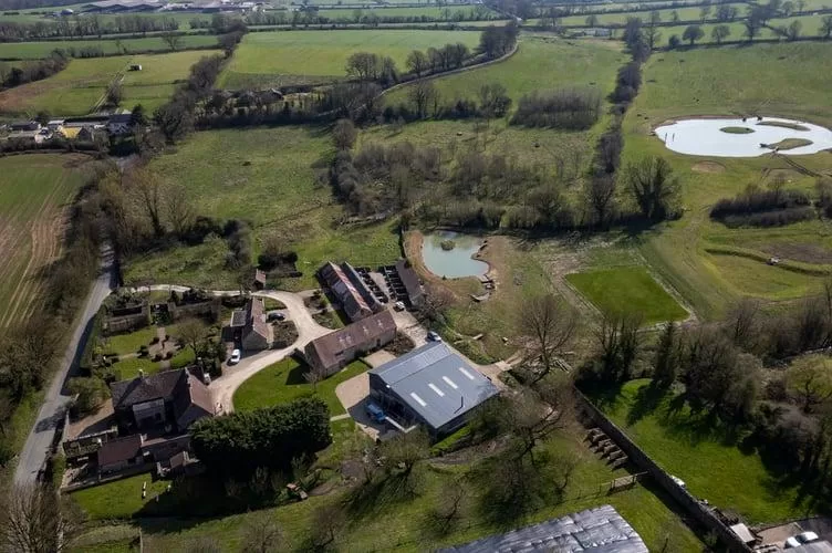 Aaron Taylor-Johnson se destaca na arquitetura rural em Leigh on Mendip