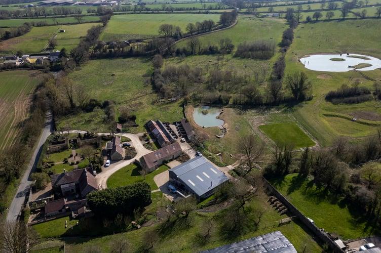 Propriedade de Aaron Taylor-Johnson em Somerset, onde foi escavado um lago grande.