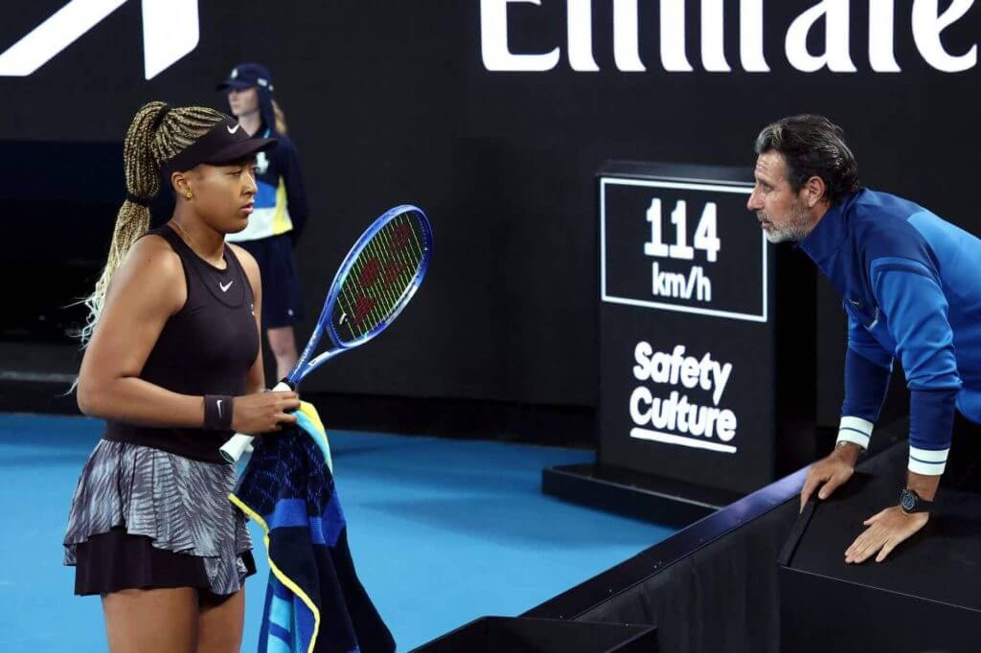 Naomi Osaka e Patrick Mouratoglou durante uma partida