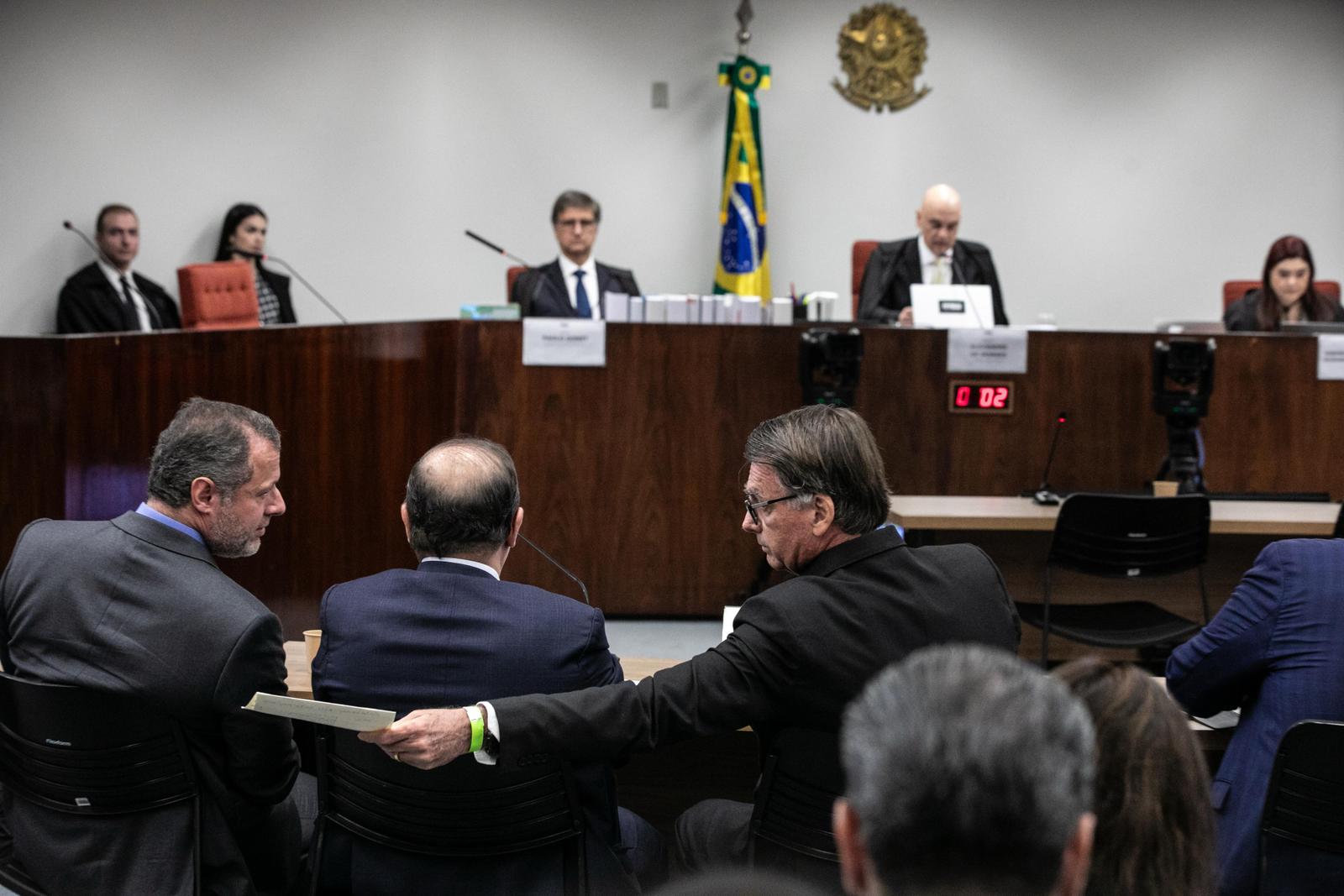 Jair Bolsonaro conversa com seus advogados