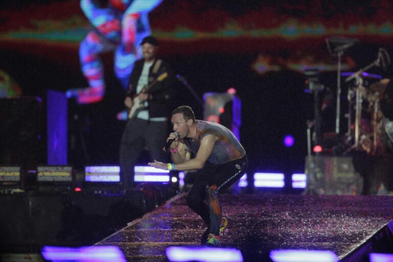 Coldplay Flagra Traição em Show e Gera Polêmica nas Redes Sociais