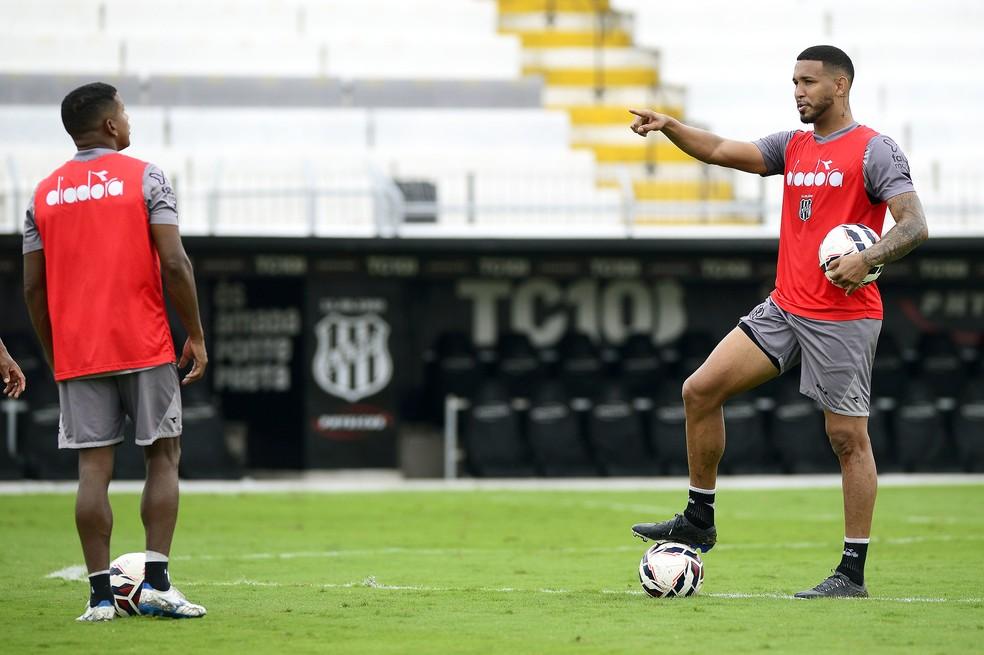 Wanderson em treino da Ponte Preta