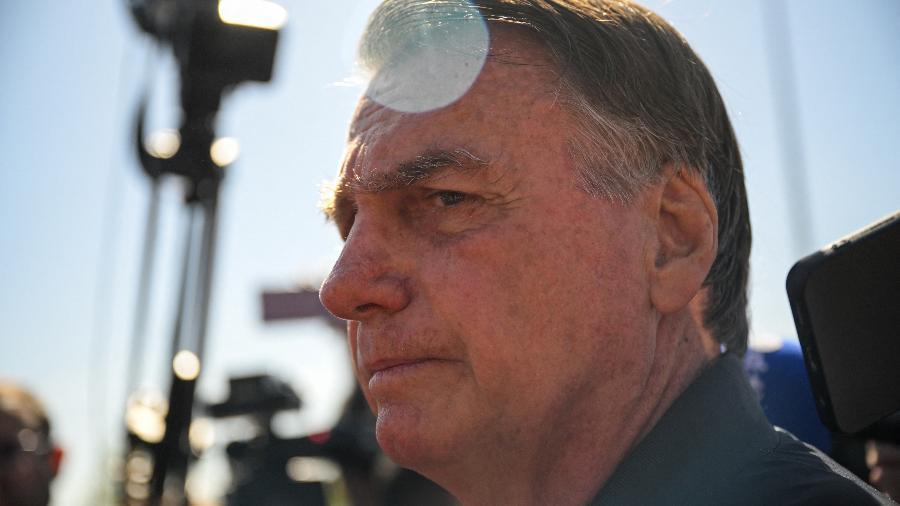 Bolsonaro falando com a imprensa após o uso da tornozeleira eletrônica