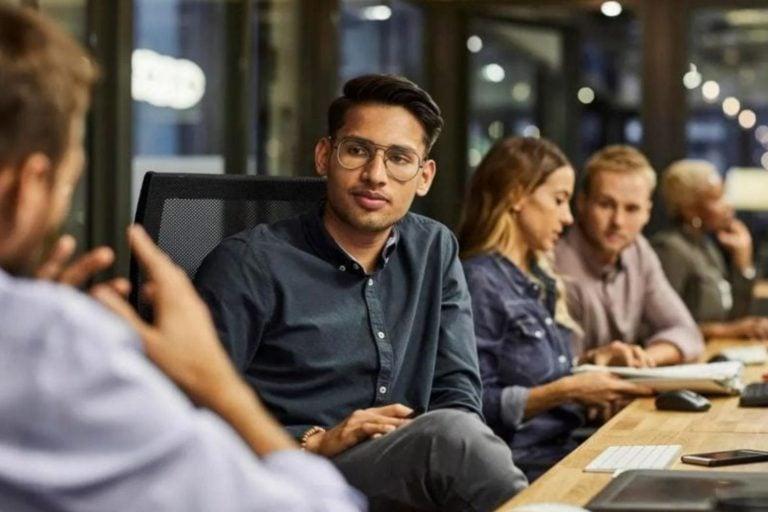 Especialistas veem o “Gen Z Stare” como reflexo da falta de interações sociais durante os anos formativos da Geração Z.