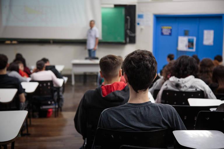 Sala de aula com alunos em um projetor