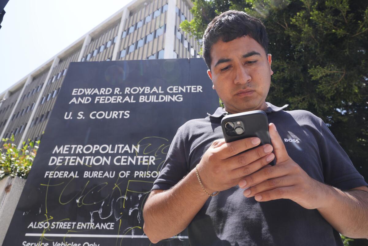 Alejandro Barranco verifica seu telefone ao chegar para checar como está seu pai, Narciso.