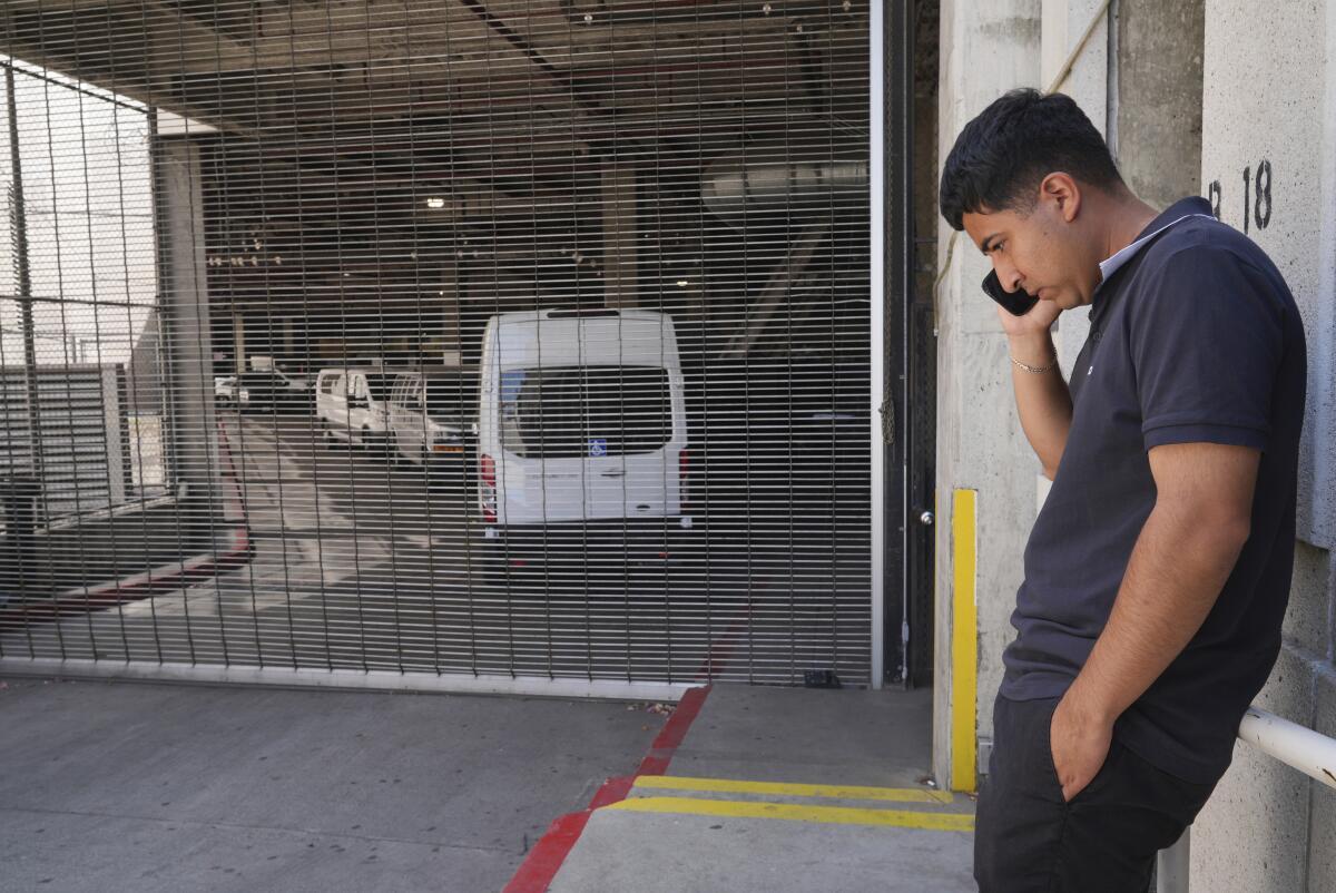 Alejandro Barranco fala ao celular do lado de fora do Centro de Detenção Metropolitano.