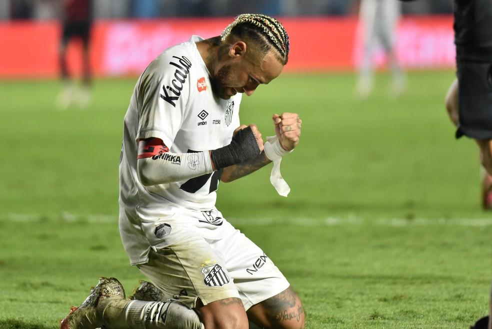 Neymar comemora vitória do Santos contra o Flamengo