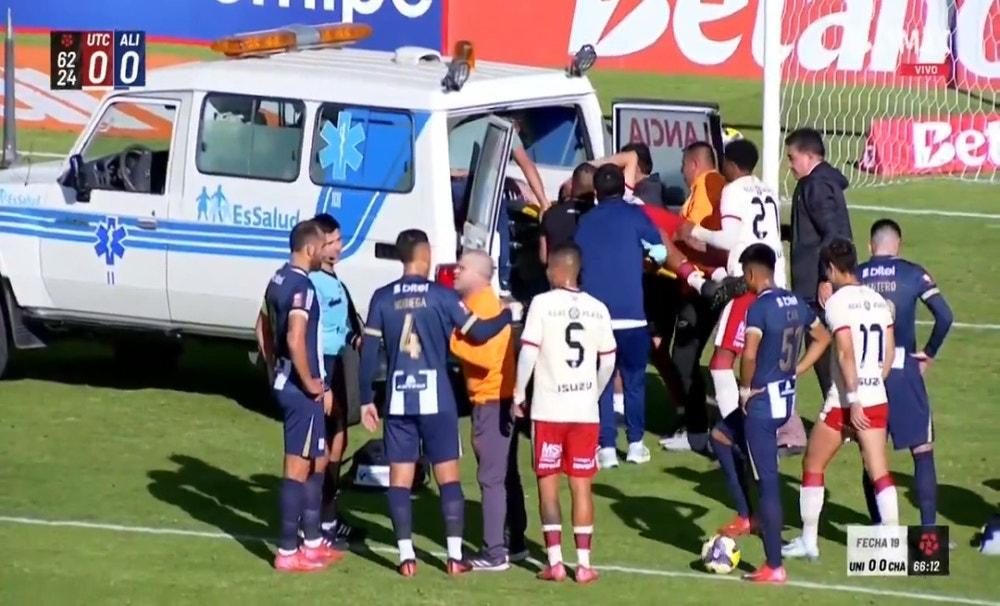 Leonardo Rugel saiu em ambulância após sofrer um duro golpe na cabeça.