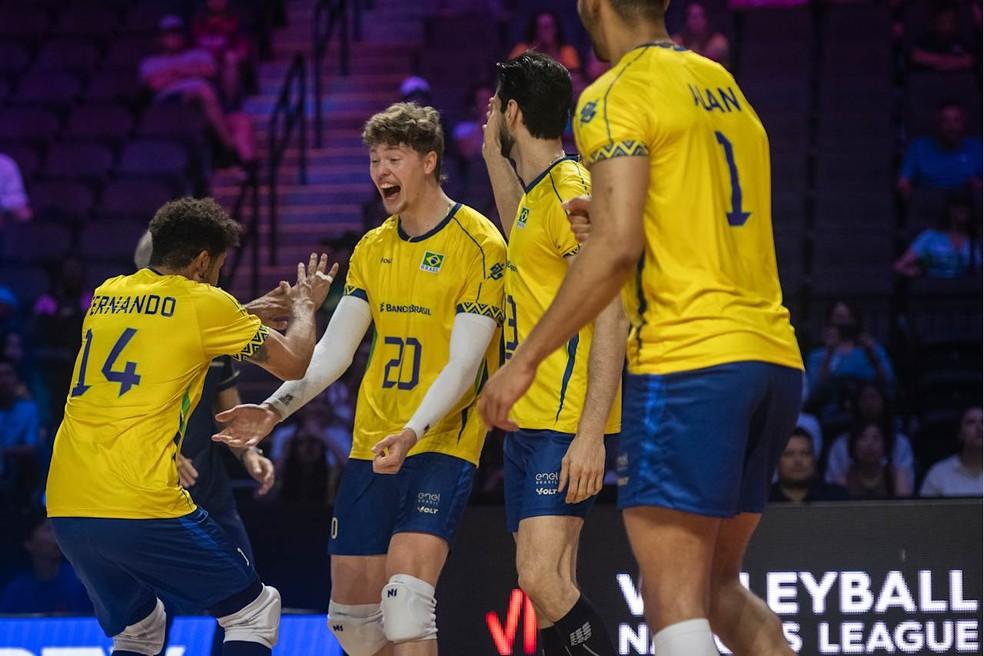 Brasil comemora vitória contra China pela Liga das Nações Masculina de vôlei
