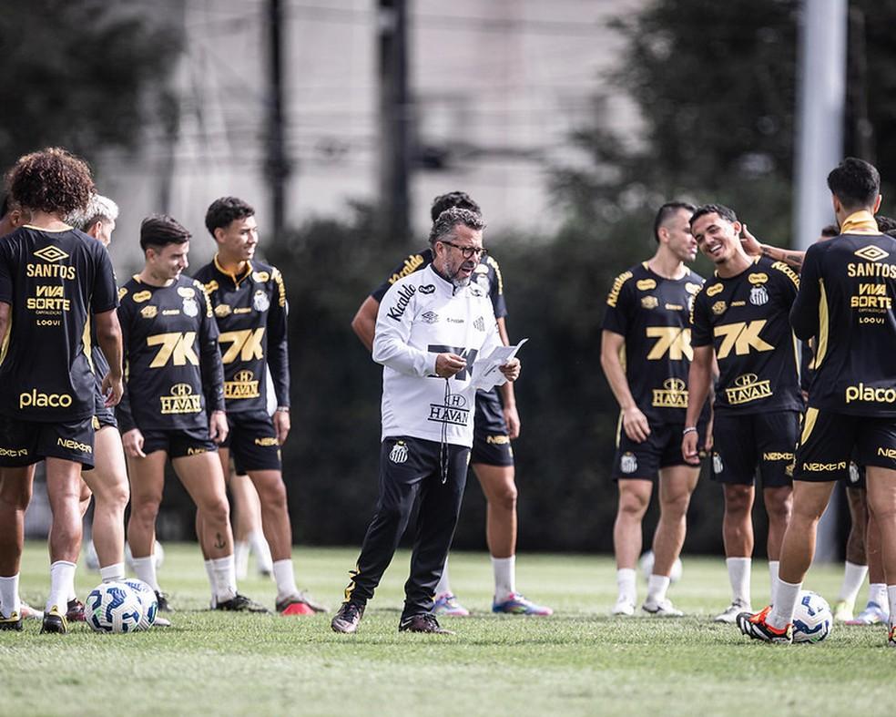 Elenco do Santos durante treino