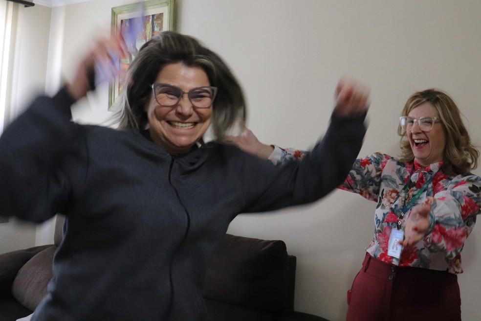 Moradora de Curitiba ganhou R$ 100 mil no sorteio do Nota Paraná e soube após coordenadora do programa ir até a casa dela
