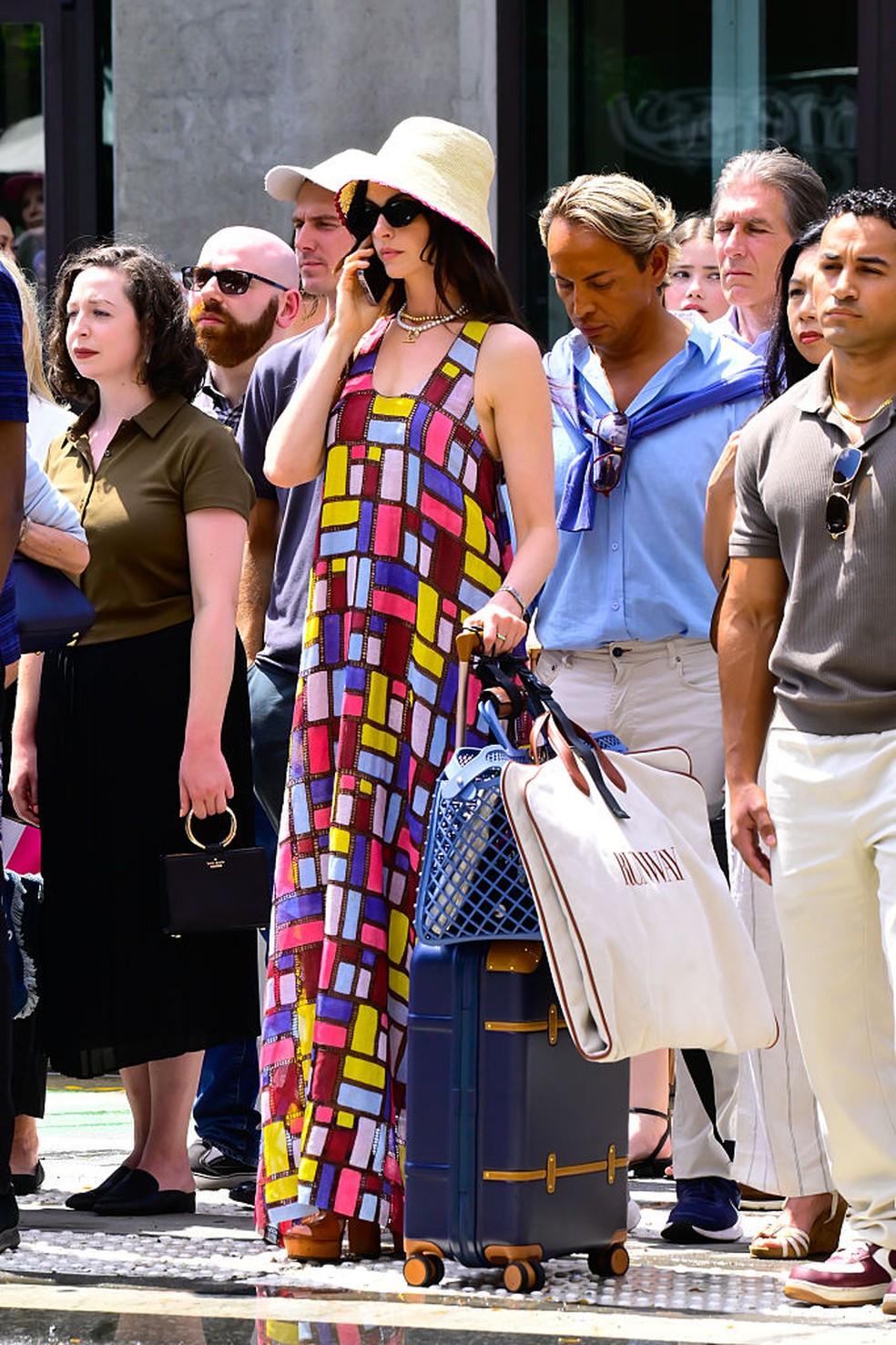 Anne Hathaway é clicada no set de filmagem de O Diabo Veste Prada 2