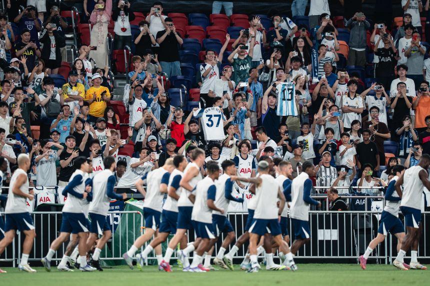 Jogadores do Tottenham aquecendo antes do treinamento no Estádio Kai Tak em Hong Kong.