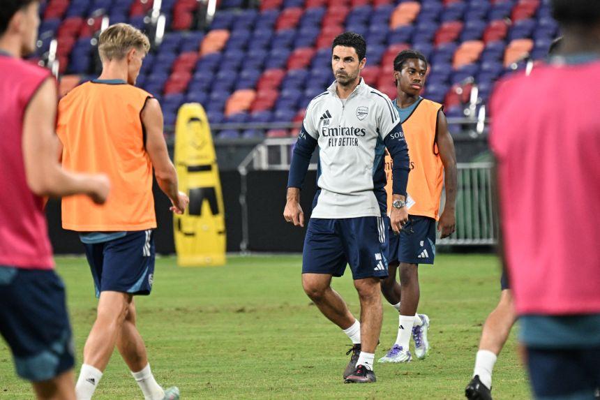 O técnico do Arsenal, Mikel Arteta, observa seus jogadores durante o treinamento em Hong Kong.