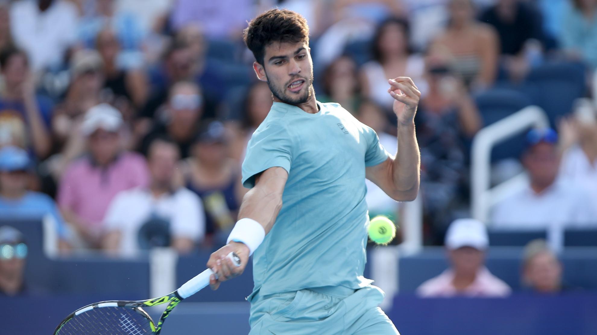 Alcaraz pega de derecha.