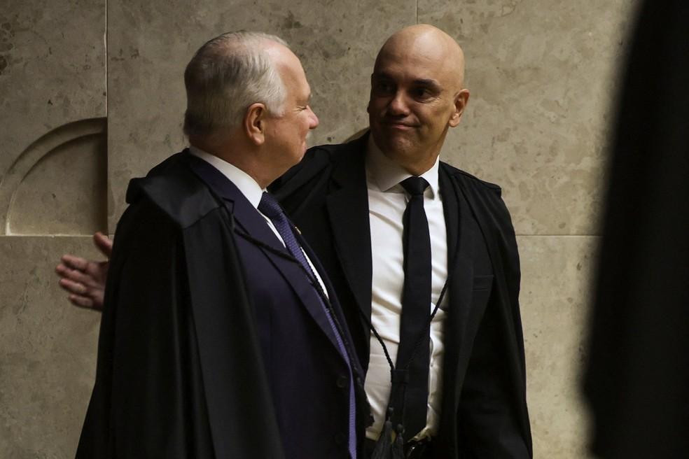 Alexandre de Moraes cumprimenta o ministro Edson Fachin antes da sessão de abertura do STF