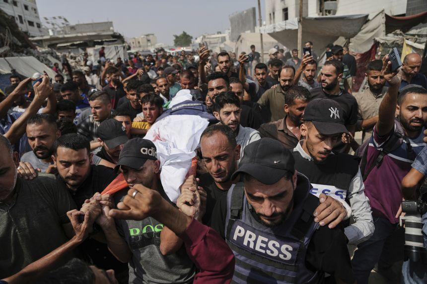 Funeral de Anas Al-Sharif com multidão em luto na cidade de Gaza.