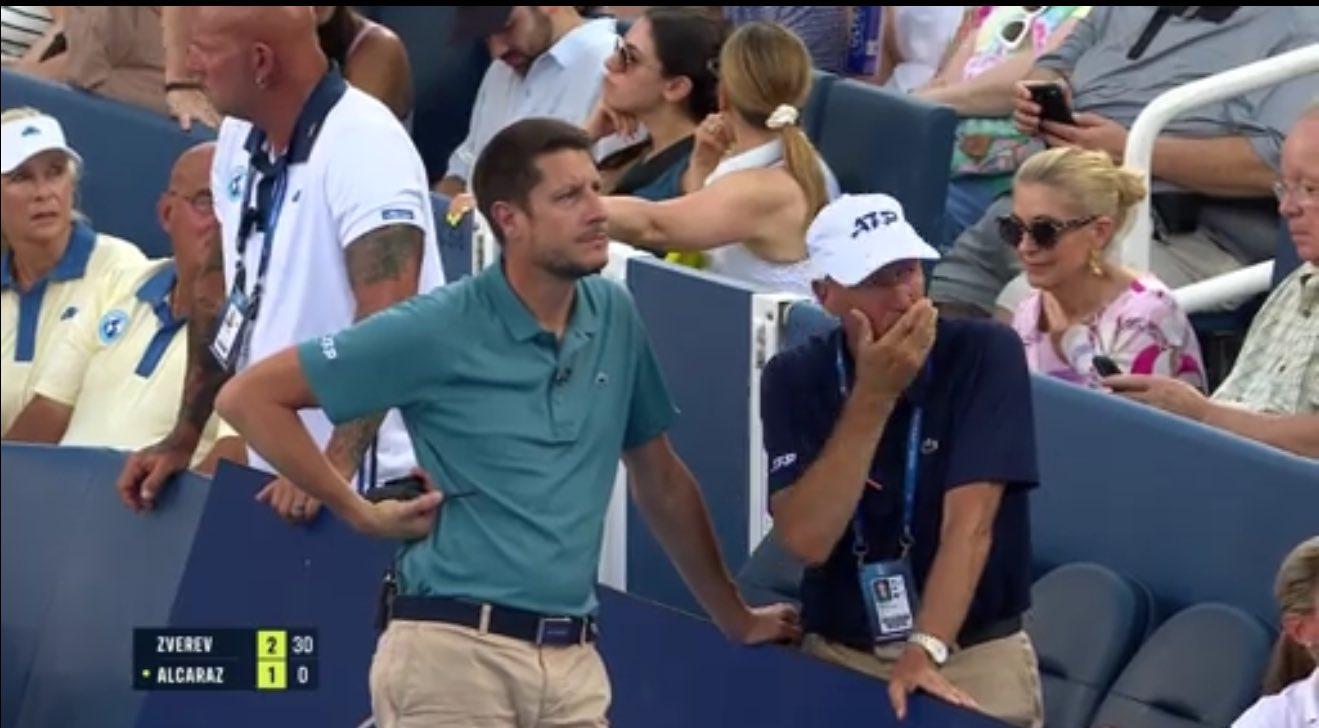 O juiz de cadeira mirando a grada.