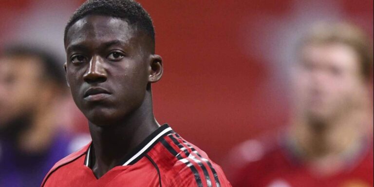 Futuro incerto de Kobbie Mainoo no Manchester United: busca por novos horizontes