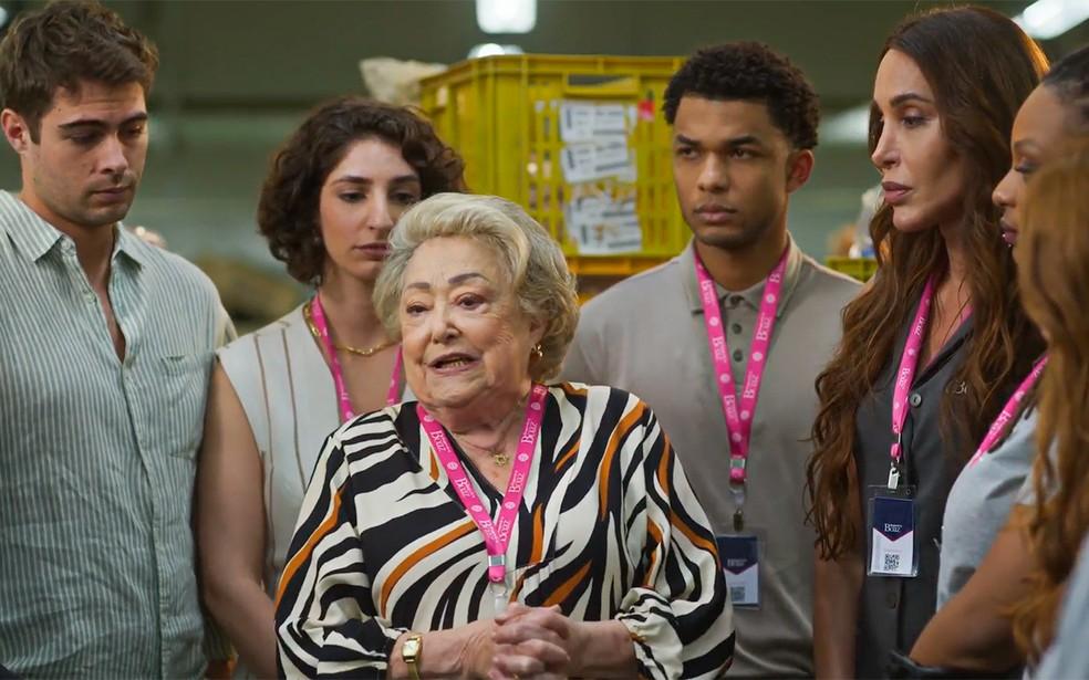 Rosa faz discurso aos funcionários da Boaz em Dona de Mim