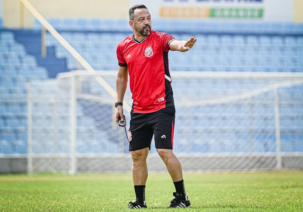 Paulinho Kobayashi, técnico do Imperatriz
