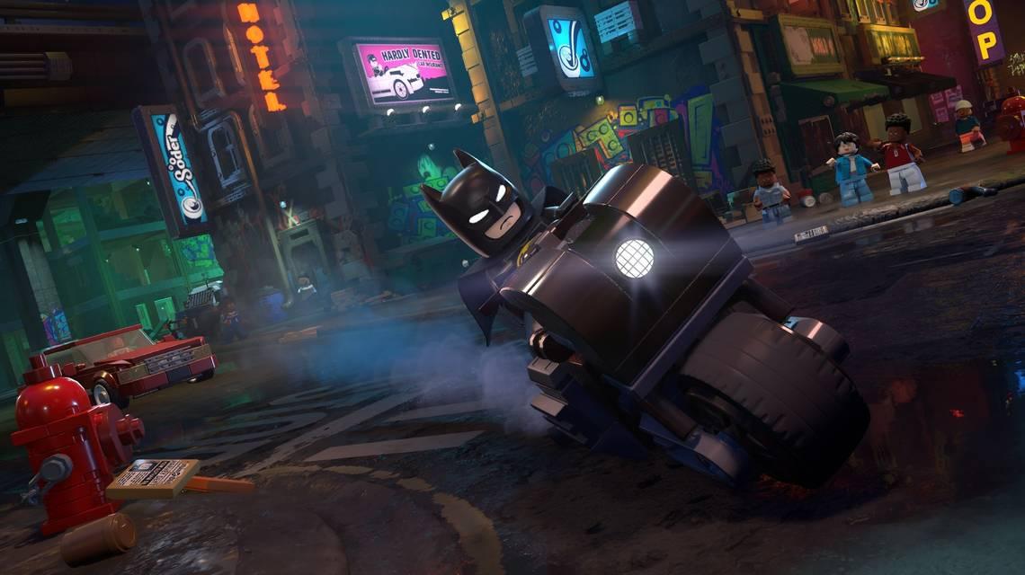 Batman pilotando uma motocicleta no Lego Batman: Legacy of the Dark Knight