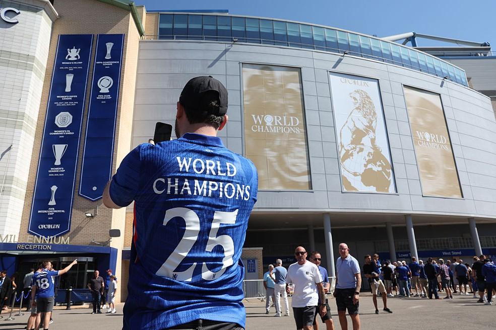 Torcedor do Chelsea personaliza camisa com nome 'Campeões Mundiais'