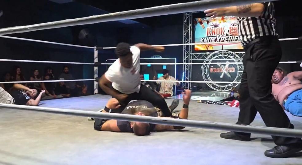 Raja Jackson agride lutador inconsciente no ringue