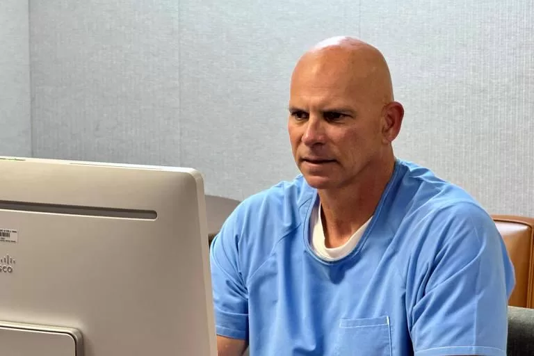 Lyle Menendez tem liberdade condicional negada em audiência de 11 horas