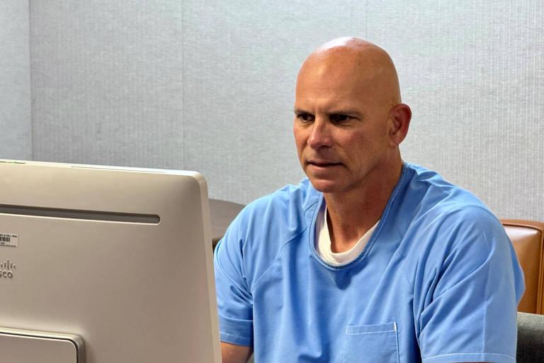 Lyle Menendez durante audiência de liberdade condicional.