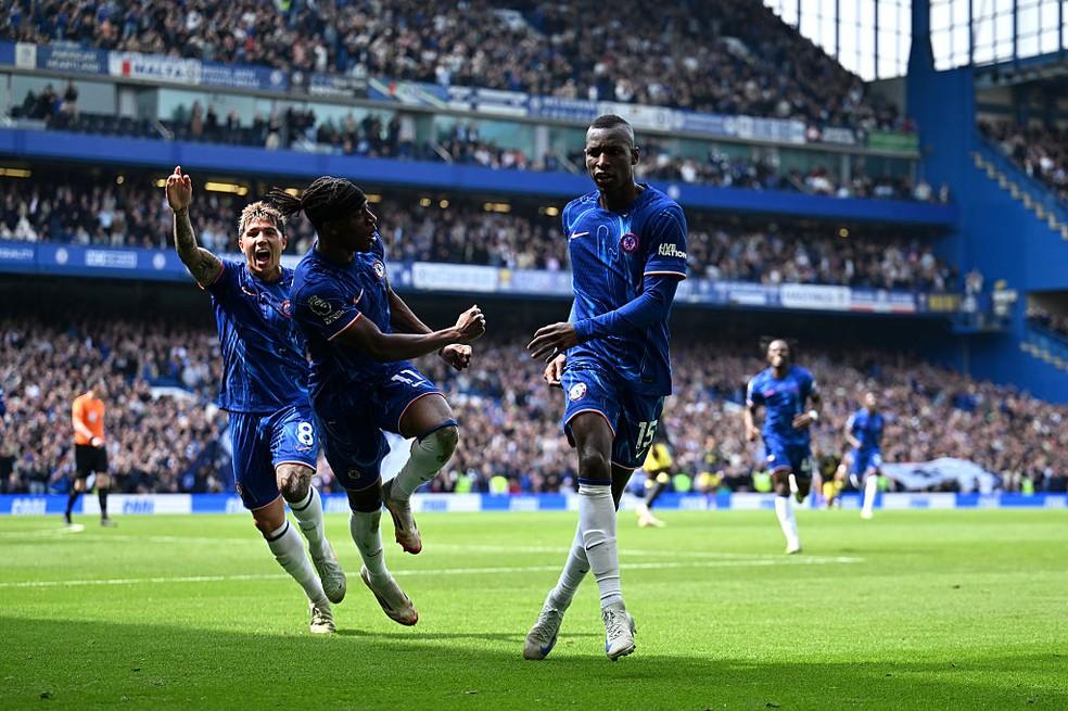 Nicolas Jackson comemora o gol do Chelsea sobre o Everton na Premier League
