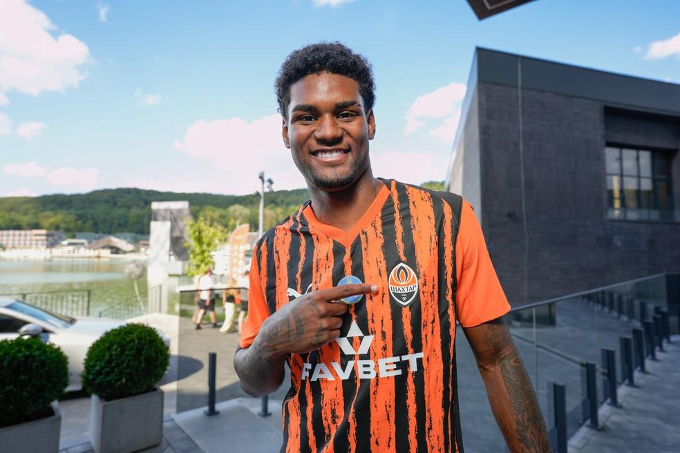 Lucas Ferreira com a camisa do Shakhtar