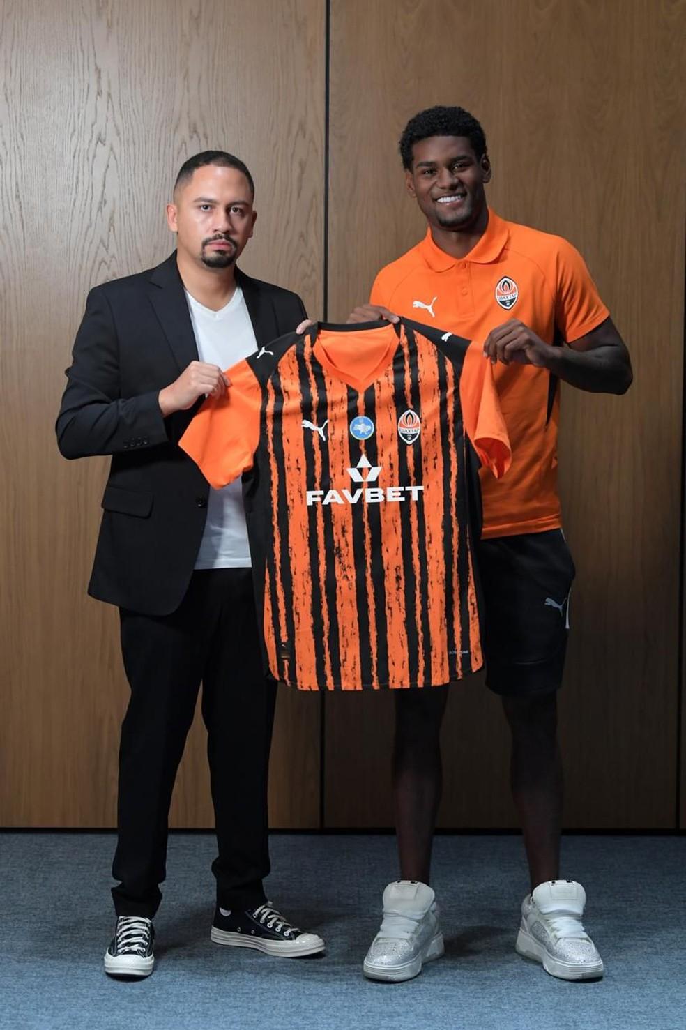 Lucas Ferreira ao lado do agente Gilberto Tavares