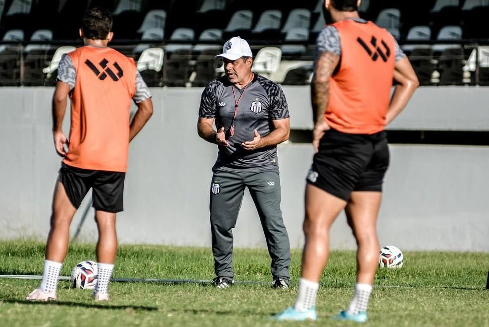 Leandro Sena, técnico do Central