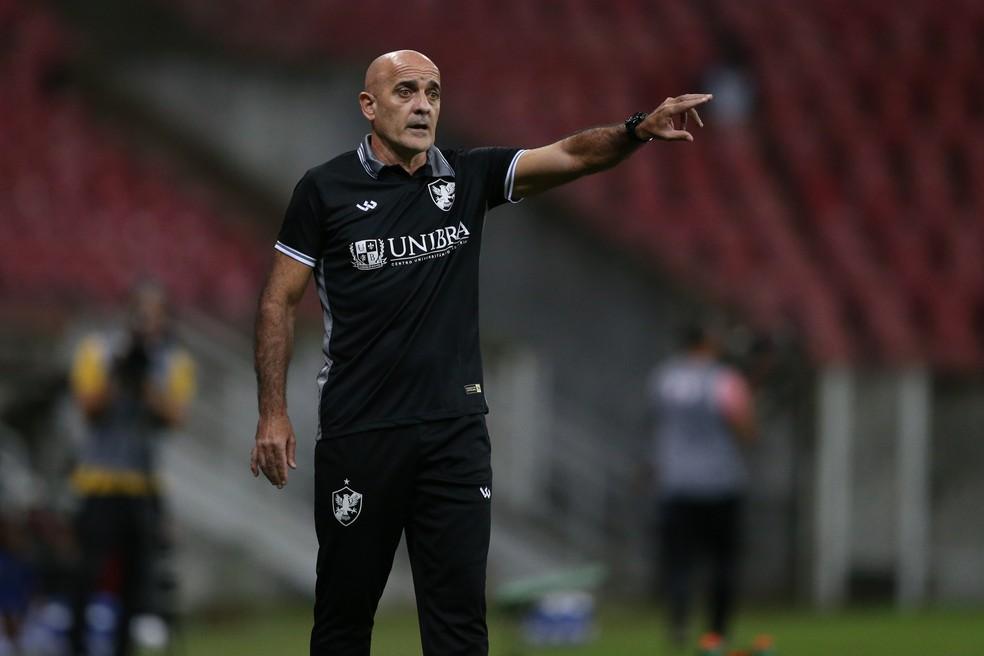 Técnico Itamar Schülle em jogo do Retrô