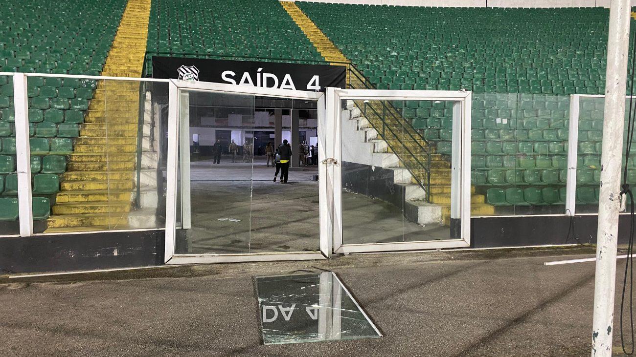 Acrílicos do estádio Orlando Scarpelli foram quebrados por torcedores.
